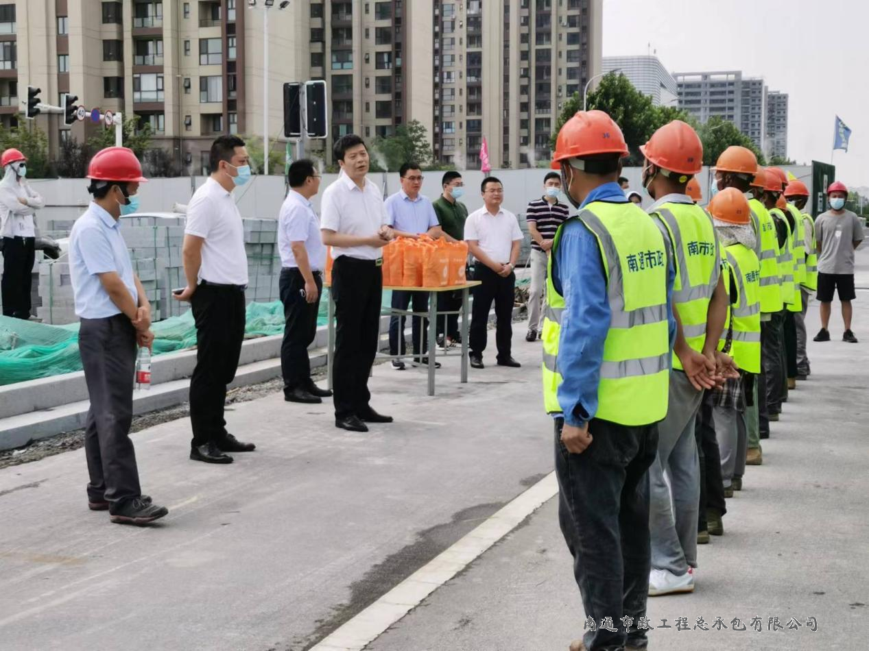 崇川區政協主席江建春同志慰問星城路橋梁工程施工人員