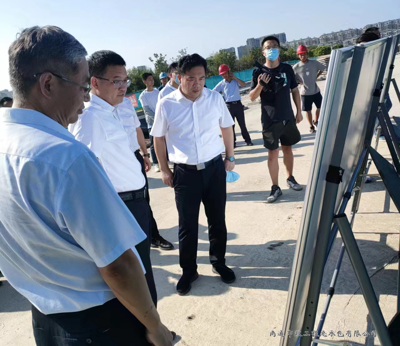 區委書記胡擁軍同志調研星城路橋梁工程建設情況